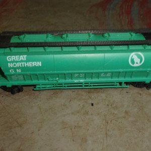 ROCO HO model train car Great Northern covered hopper railroad display setup